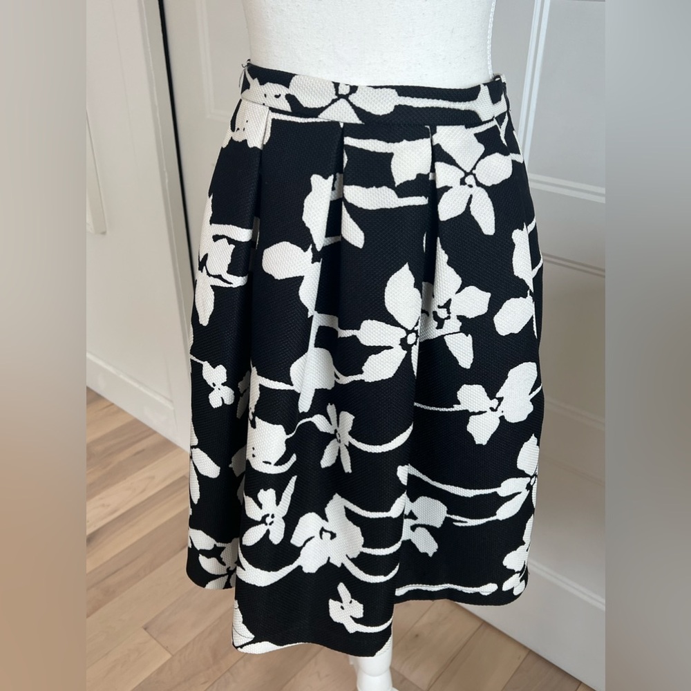 Black and white flower print skirt
